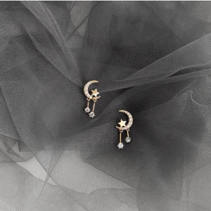 Moon & star örhängen  - Söta örhängen måne & stjärna helt nya!💯⚡️                🌙⭐️  89kr+11 frakt /material :äkta silver s925 så dem rostar inte❤️❤️❤️❤️❤️.  Dm för mer info. 😘