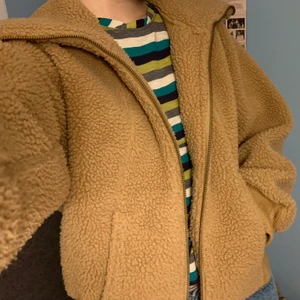 Teddyjacka - Mysig och varm teddyjacka från Uniqlo! Kragen kan vikas för att ge en polokrage/turtleneck. Sparsamt använd, bra skick! ⭐️