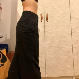 Svarta flowiga byxor från Zara - Jättesköna kostymbyxor fast mer casual från Zara! Köparen står för frakt