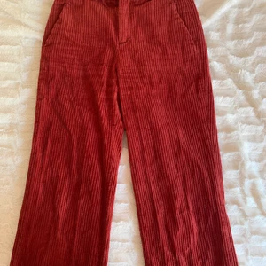 Roströda Manchester byxor - Dessa tycker jag tyvärr har blivit för korta för mig, brydde mig inte om de förut men nu ligger de bara i gadden. Storlek XS och skulle säga att de nog passar XS bäst för en lite lösare passform. Men tror absolut att S kan ha dessa bara att de sitter liite tightare. Är 175 cm lång och de sitter typ 5 cm över foten