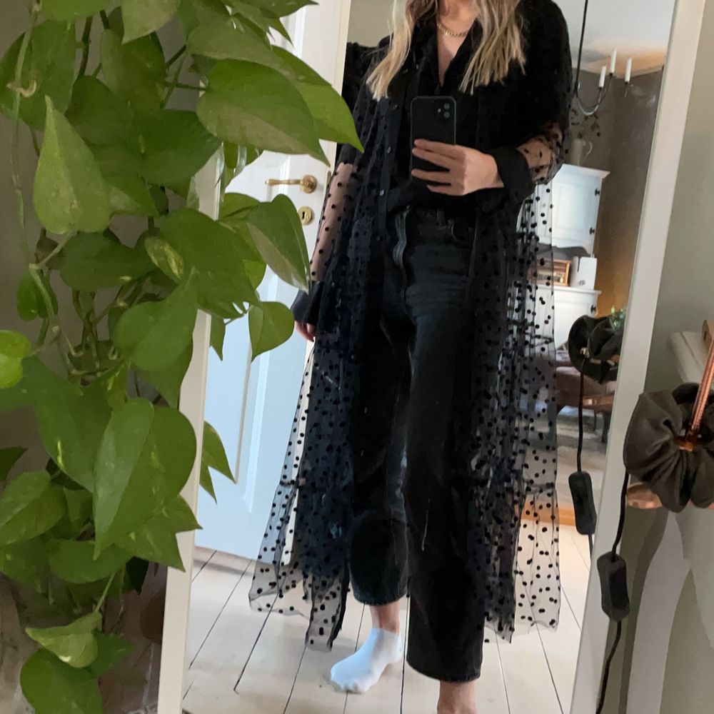 Superfin genomskinlig klänning/cardigan med prickar på från Zara! Den används tyvärr inte av mig. Aldrig använt så nyskick. Den är köpt begagnad av mig men prislappen är kvar så förra ägaren har aldrig använt den heller. Köparen står för frakten som tillkommer 💖. Klänningar.