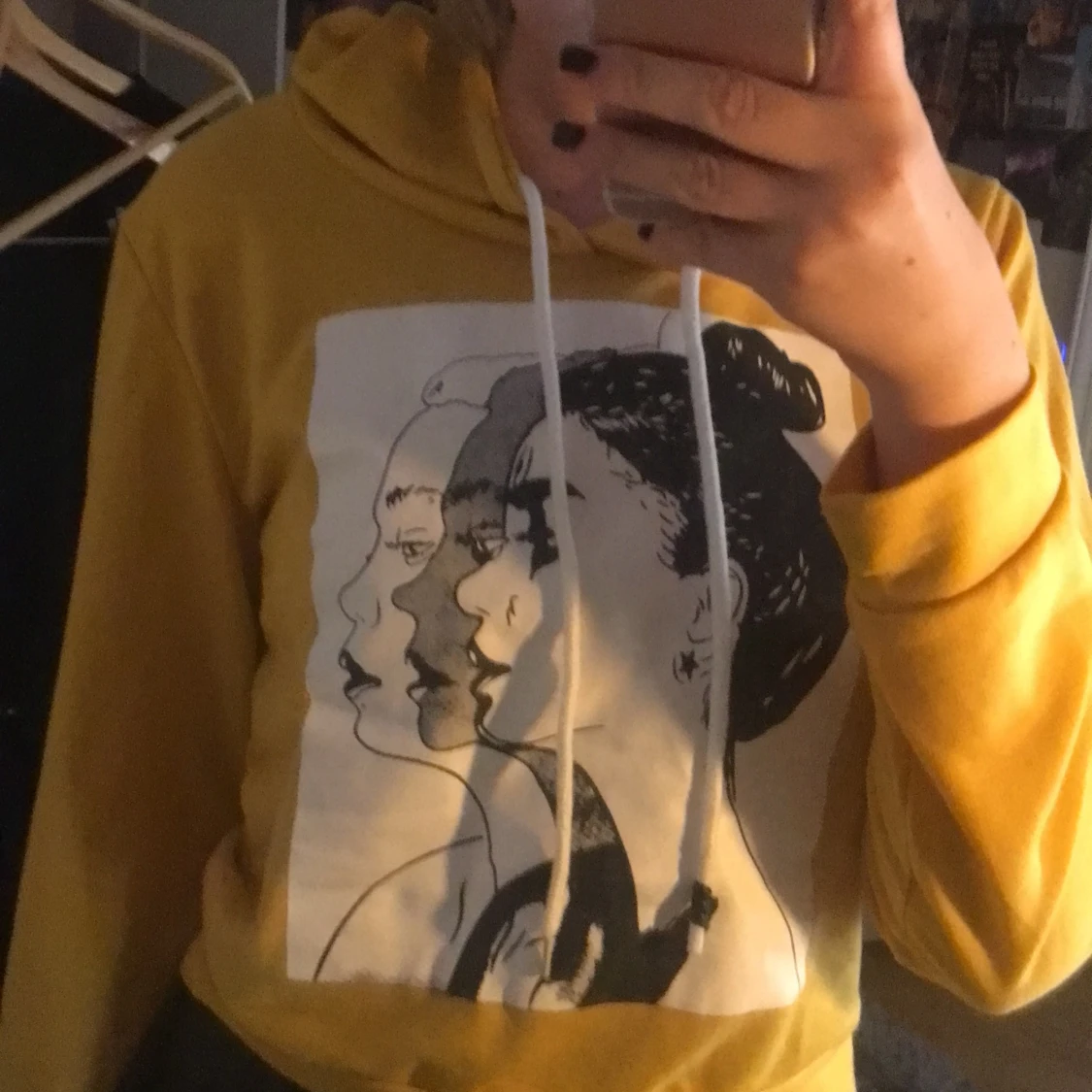 Gul hoodie med tryck! - 90