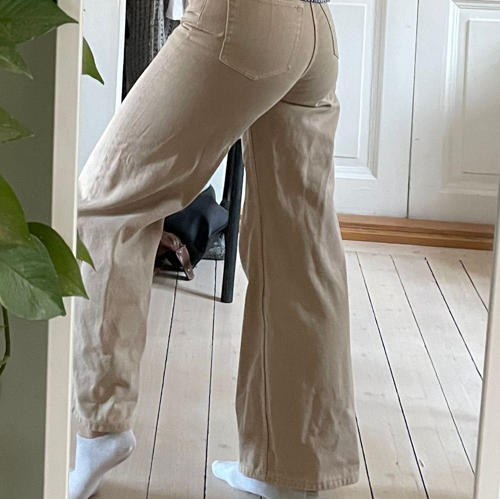 Jättesnygga jeans i modellen ACE från Weekday i storlek W 26 L 30 (motsvarar ungefär en storlek S, jag är 167 cm). Jag upplever inte att jag passar så bra i beige så det är därför jag säljer dem. Använts kanske 5 gånger totalt så väldigt fint skick. Köparen står för frakten som tillkommer 💖. Jeans & Byxor.