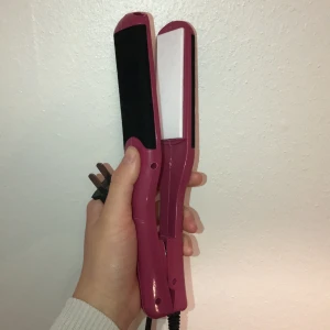 Plattång - Observera bild 3 plug in är annorlunda än det som finns i Sverige. Behöver en adapter för att kunna använda den i Sverige. Annars funkar den i usa och Asien. Därför säljs den billigt. Går ej att justera temperaturen. Frakt 44.