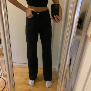 Raka ROWE jeans  - Säljer dessa jeans i modellen ROWE från Weekday. Aldrig använda, säljer på grund av att de är för stora för mig. Midjemått 26 och längd 32