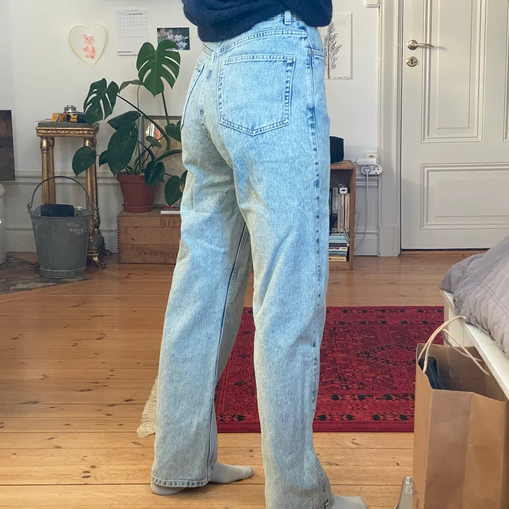 Kom och köp!! Världens finaste acid wash jeans från Weekday. Sparsamt använda då de är lite för små för mig. Men passformen är ju otrolig och de är i utmärkt skick. Jag är 164 cm!! Skriv om ni undrar något!👖👖👖. Jeans & Byxor.