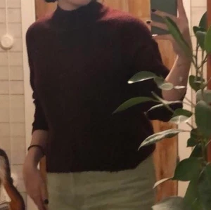 Snygg tröja - En mysig och varm vinröd tröja med en liten krage på! :)