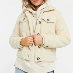 teddyjacka storlek s/xs - en jätte fin beige teddy jacka! nyskick eftersom den knappt är använd (är inte ansvarig för strul med post osv)