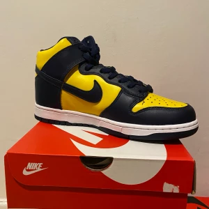 Nike sb dunk high ”Michigan” - Tjaa! Säljer dessa helt nya dunksen🪐 hör av er om ni undrar något💫