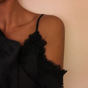 GINA TRICOT - topp stl 36 - En fin topp i gott skick som enbart använts ett par gånger, i ett material som liknar satin (100% polyester. Nypris var ca 300 och köparen står för frakten som tillkommer.