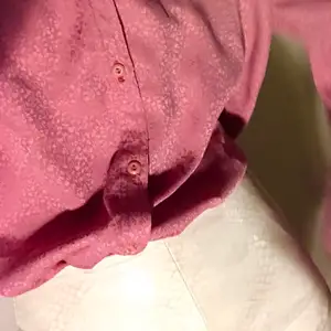 Jättefin rosa skjorta i glansigt material. Vintage. Står ingen storlek, men cirka S/M. 