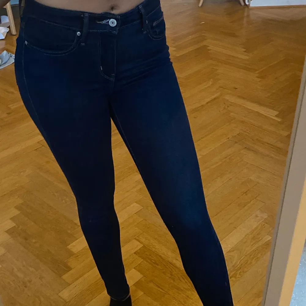 Super fina mörkblåa Levis jeans i superbra skick då oanvända. Stl 25 vilket motsvarar stl 36 bara att skriva för fler bilder.. Jeans & Byxor.