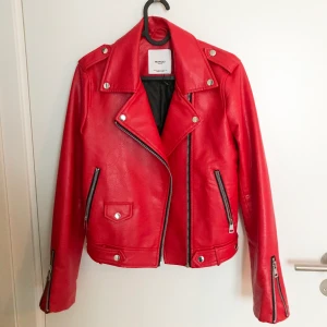 Oanvänd jacka Mango - Helt oanvänd, fake-skinnjacka från Mango i storlek S. Köparen står för frakt 🥰 