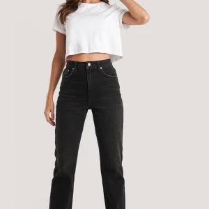 Nakd jeans strl xs - Säljer nu dessa snygga jeans från nakd. Knapp använda så bra skick. Säljer de pgr av att de är för korta för min smak. 150kr + frakt, storlek 32/xs 