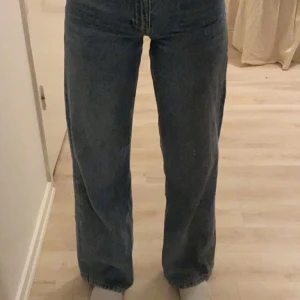 Yoko jeans  - Säljer mina jeans från monki i modellen Yoko🦋 Dom är köpta för några månader sen och ganska använda men är super bra skick🤩 skriv för mer bilder eller frågor:))