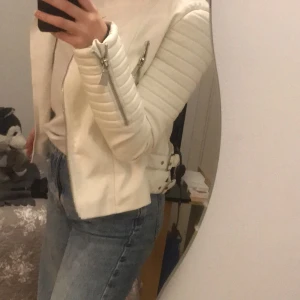 Vit skinnjacka chiquelle  - Säljer denna snygga skinnjacka från chiquelle som inte kommit till så stor användning men är väldigt snygg 🥰 250 + frakt 