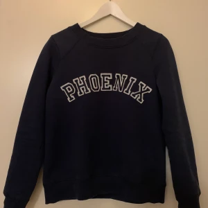 Sweatshirt - Säljer denna sweatshirt som ja köpte för ca 2 år sedan. Den är i en storlek M men skulle säga att det mer är en S. 