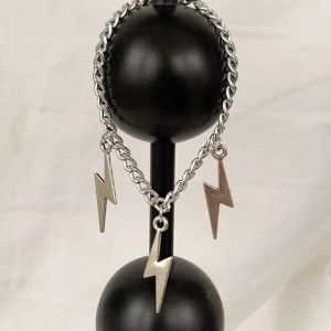 Thunder bracelet - Nu har vi äntligen släppt våra thunder armband. Armbanden går att beställa i storlekarna liten, mellan, stor, och har tre berlocker. Finns just nu i både silver och guld och blandad. Hör av oss till er angående storlek om ni är osäkra. Om ni vill mötas upp är priset endast 139kr// audentes<3