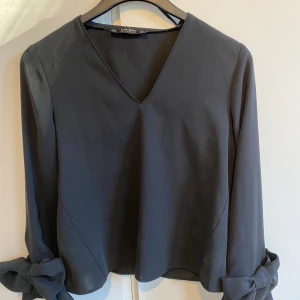 Blus  - Nu säljer jag denna jätte gulliga blus men en rosett i slutet på varje arm! Denna har sällan används och jag säljer den för jag inte använt den på länge! Den är i storlek M men den är nästan för liten för mig som vanligtviss har storleken S!