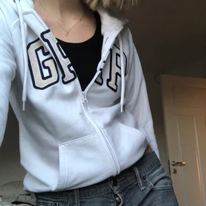 Vit hoodie - En vit gap hoodie med dragkedja, använd ytterst fåtal gånger💕 jättemysig material på insidan och stor luva