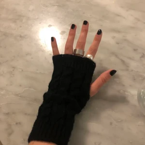 Svata, vita, beiga torgvantar  - Skulle ni vara intresserade av att köpa mina handstickade torgvantar val av färg är vit, beige, och svart 💖💖💖💖lånad bild. Just nu har jag många beställningar såklart går det fortfarande att beställa men ha med er om att det kan ta lite tid💜💜💜