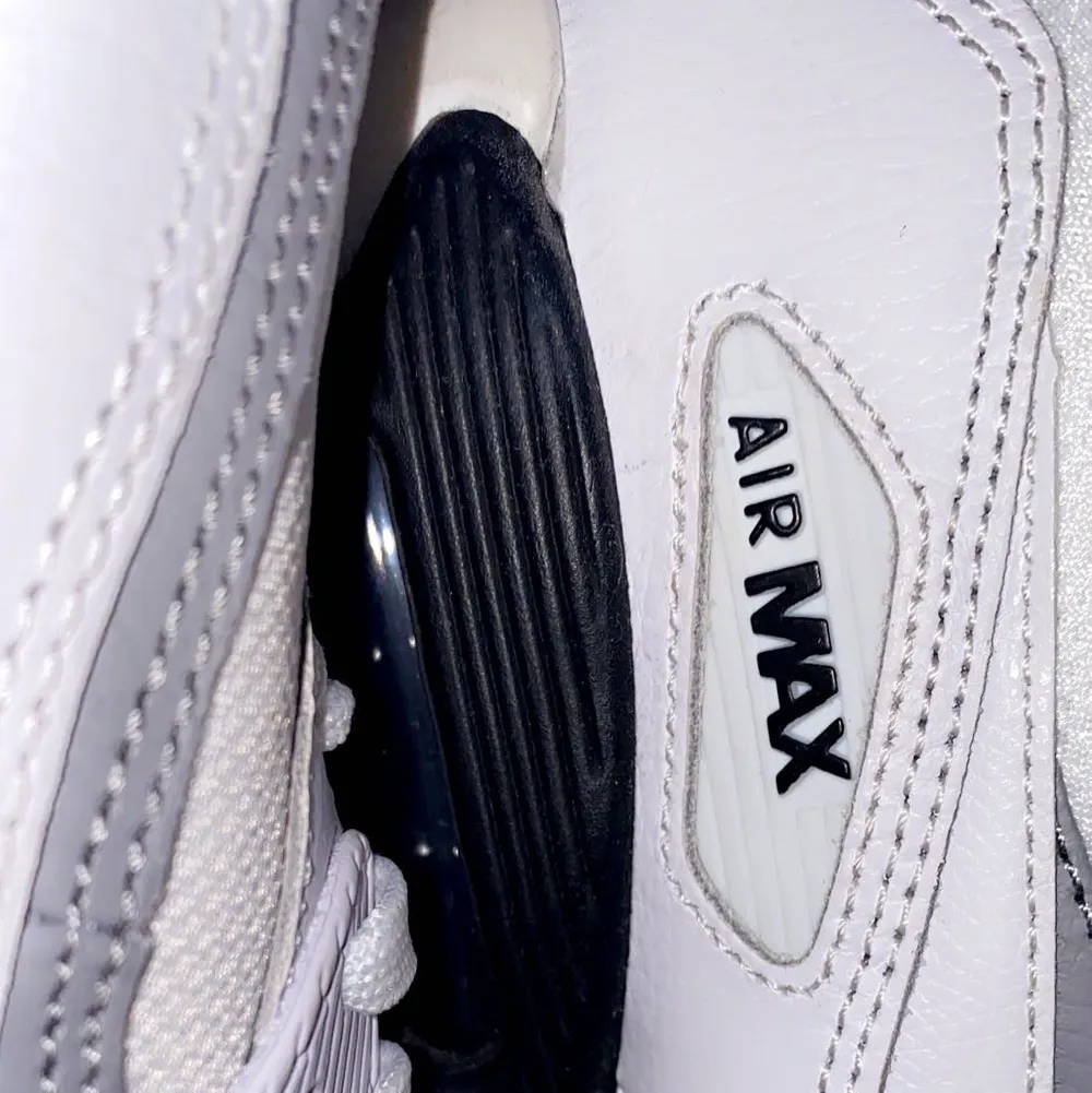 Säljer nu dessa oanvända Nike Air Max skor, köpte de för 1400kr & de har stått i en skokartong i flera månaders tid & inte fått en användning alls, skorna är i storlek 38 & har inga skador eller nått då de är nya som sagt, priset går att diskuteras vid snabb affär. Skor.
