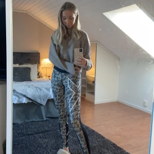 2xu limited edition - Snygga 2xu byxor i en limited edition modell dom är hel svarta på baksidan men har ett svart vitt mönster framtill. Storlek ST (T står för tall och dom sitter bra på mig som är 170) 💕💕