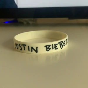 JB silikon armband - Ett purpose world tour armband i silikon? Frakten är gratis. ❤️