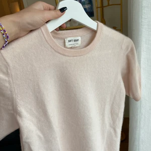 Soft goat t-shirt - Så fin cashmere t-shirt från Soft Goat. Sparsamt använd så inga fläckar och inte nopprig. Stl xs men passar S. Nypris ca 1200kr💕