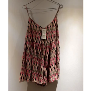  - Oanvänd snygg byxdress letar ny ägare den är lite kort på mig, jag är 177cm, skulle sitta perfekt på någon lite kortare, storleksmässigt annars är den väldigt loose och passar på allt från XS till L