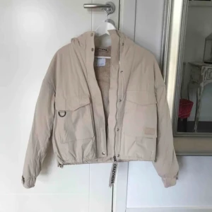 Beige jacka från Bershka - Köpte denna jättefina jacka förra hösten men har inte kommit till användning. Den är helt oanvänd, därmed i nyskick. 💕          Är osäker på fraktkostnad, men Max 140kr ✨