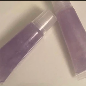 Fint lila lila läppglans i kollektionen ” violette Diamond ”☔️✨.  - Violette Diamond ☔️✨veganskt och inte testat på djur🥰dma vid köp 