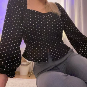 Prickig tröja - Svart tröja med vita prickar, det är små knappar på framsidan, stretchig, framhäver bysten, nyskick❤️