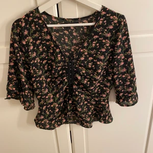 Topp - Säljer denna jättefina blus/topp från bikbok i storlek S. Säljer då den blivit för liten för mig. Använt ett fåtal gånger, bra skick. Skriv för mer bilder💞