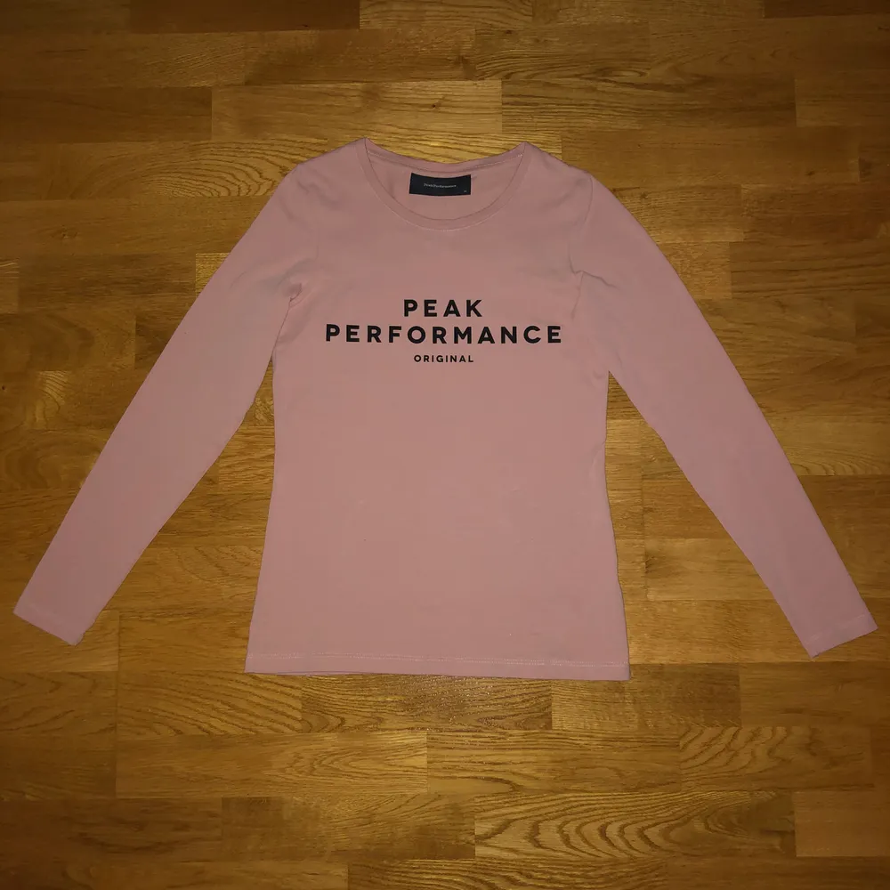 Långärmad tröja ifrån Peak Performance i fint skick. Finns att hämta i Umeå, skickar även om köpare står för frakten.. Tröjor & Koftor.