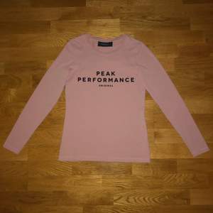 Långärmad tröja ifrån Peak Performance i fint skick. Finns att hämta i Umeå, skickar även om köpare står för frakten.