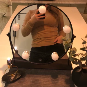 RIBBAD TOPP I BEIGE - Ribbad topp i beige från Nelly. Mycket bra skick, använd fåtal gånger. Priset kan diskuteras. Tar endast emot Swish.