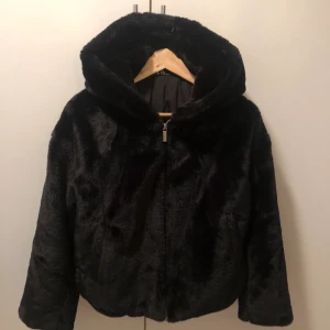Pälsjacka  - Hej! Säljer en fusk pälsjacka i väldigt bra skick då den är oanvänd. Varm jacka i svart päls som har slits nere på sidorna. Jackan är köpt från zara förra året i storlek s. Orginal pris är 800 kr. Kontakta vid frågor och mer bilder. 