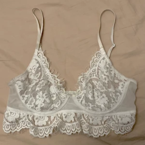 Spets-bh - Superfin vit spets-bh med bygel. Klippt bort lappen men tror storleken är 75B, det är var jag har i mina andra bh-ar. 