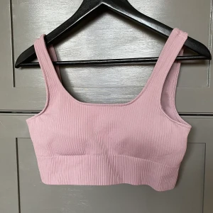 Aim’n Ribbed Bra - Säljer en Aim’n Ribbed Seamless Bra i storlek M! I superfint skick 🥰 Frakt tillkommer! 