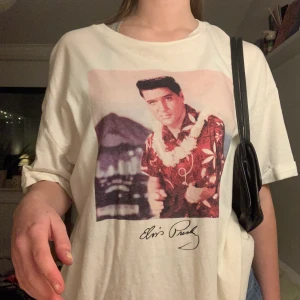 t-shirt från pull & bear - t-shirt med tryck från pull & bear. jättehärlig!! hör jättegärna av dig vid frågor eller intresse, frakt tillkommer<3