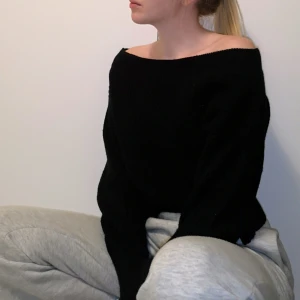 Stickad offsholder tröja  - Svart stickad tröja från Gina. Lite croppade och med lite ballongärmar. 🌸Pris kan diskuteras vid snabb affär🌸 Kommer tyvärr inte till användning längre
