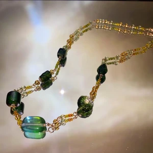 Halsband - Ett handgjort halsband av metall och blandade gröna/gula glaspärlor❣️ frakten ingår i priset✨