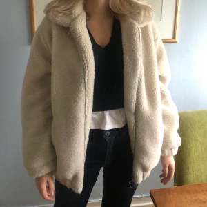 Teddyjacka - Världens finaste teddyjacka köpt på bershka i Malaga! Endast använd ett fåtal gånger och därför i nyskick💓 Sitter snyggt oversized på mig som brukar ha S!