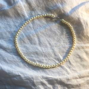 Pärlhalsband i färgen vit. Gjort av akrylpärlor med diameter på 4mm. Spännet är silvrigt. Halsbandet är 39 cm långt🌟                                                                Instagram @lastfinishstudio 