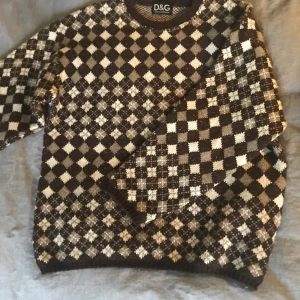 Tröja D&G - Mysig tröja från second hand? D&G. perfekt inför jul! Köparen stor för frakten och bud i kommentarerna 