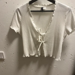 Tröja - Kort ärmad kofta från HM aldrig använd, storlek L men liten i storleken 