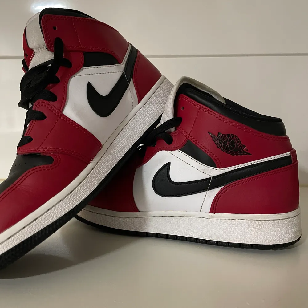 Säljer mina Jordan 1’s ”Chicago black toe”, säljer dem för att jag inte får användning för dem längre. Använda ca 10 gånger. Kan köpas på Stadium goods för 2600 kr. Storlek 39💕. Skor.