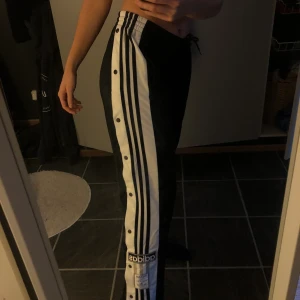  Adidas mjukis Storlek S  - Bästa mjukisarna o så himla snygga också!! Så jäkla sköna men tyvärr har dem blivit för stora för mig:( . Knappar på sidan som gör att man kan dra loss o ha öppet beb. köpt för 499kr. 🌟🌟