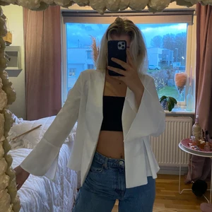 Vit blazer  - Vit blazer/kavaj från ginatricot med olika detaljer. Storlek m men passar även mig som är en s 